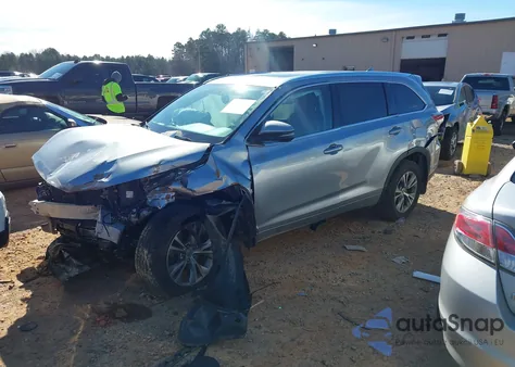 2015 Toyota Highlander Xle z USA, uszkodzony, nr VIN 5TDJKRFH7FS206924